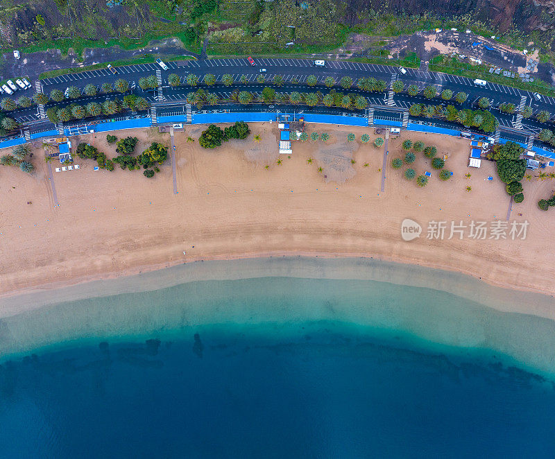 西班牙特内里费岛Playa de Las Teresitas海滩的俯视图